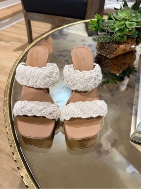 Universal Thread Crochet Beige Sandals size 8.5